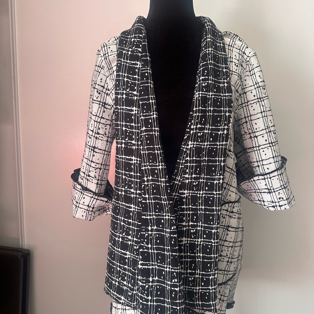 By J.J. | Black and White Reversible Cardigan Size S –‎ Elegant and Casual Style - Picture 3 of 10